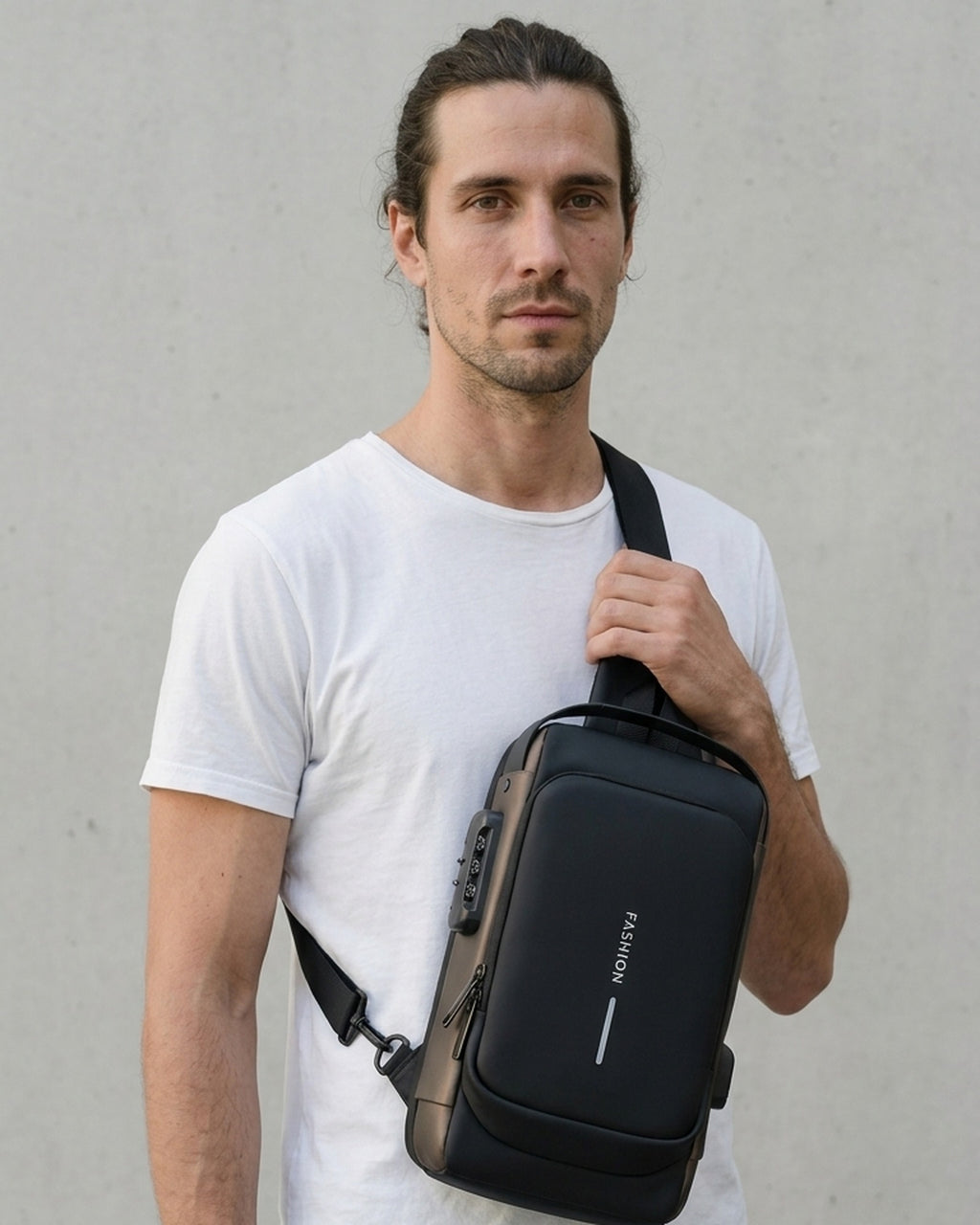 Homme portant le sac antivol sur la poitrine – image générée par IA
