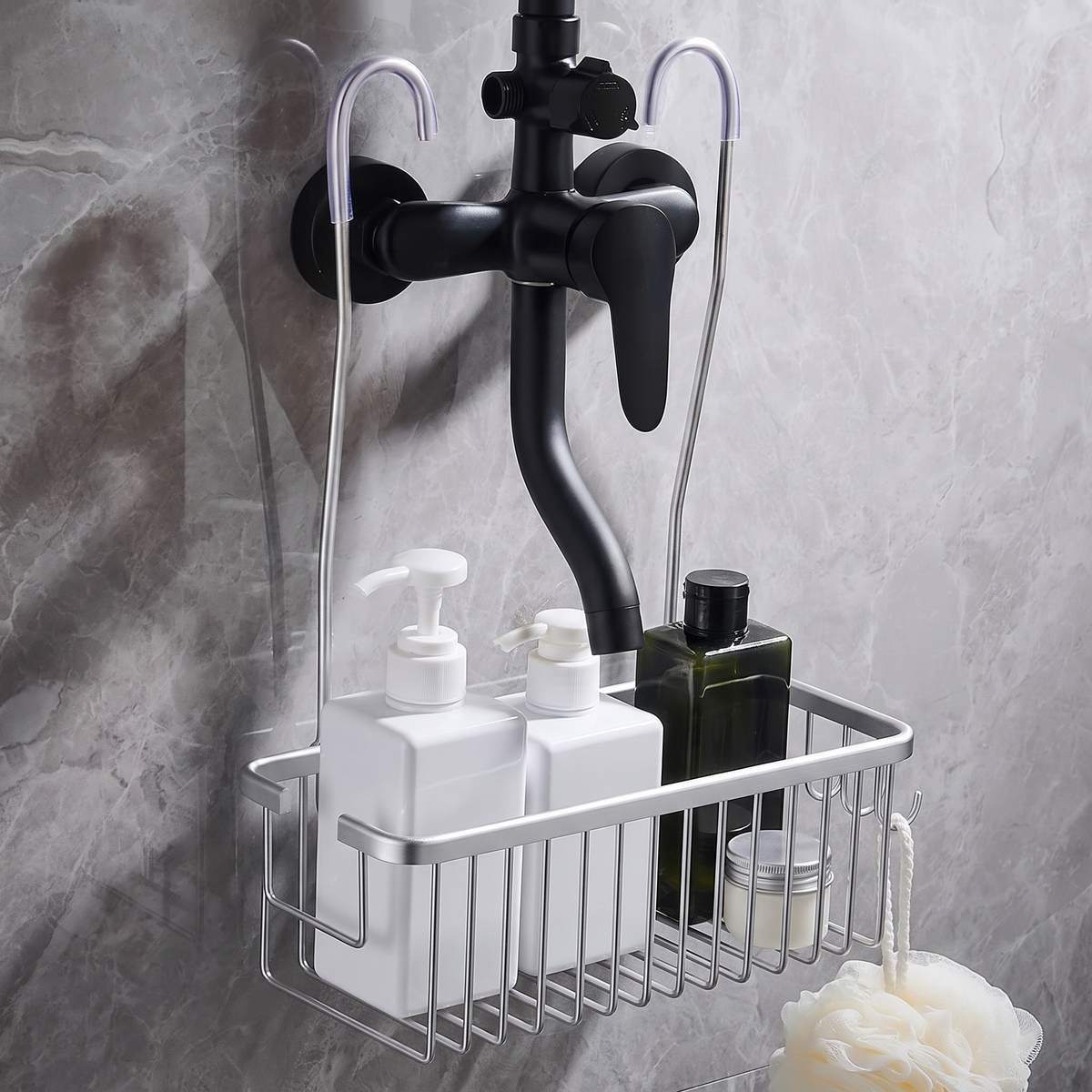 Panier de douche en aluminium suspendu au mitigeur, vu de trois quarts