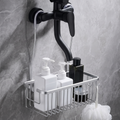 Panier de douche suspendu en aluminium argent avec flacons de shampoing et gel douche