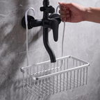 Pose du panier de douche : les crochets se posent sur le mitigeur, sans perçage