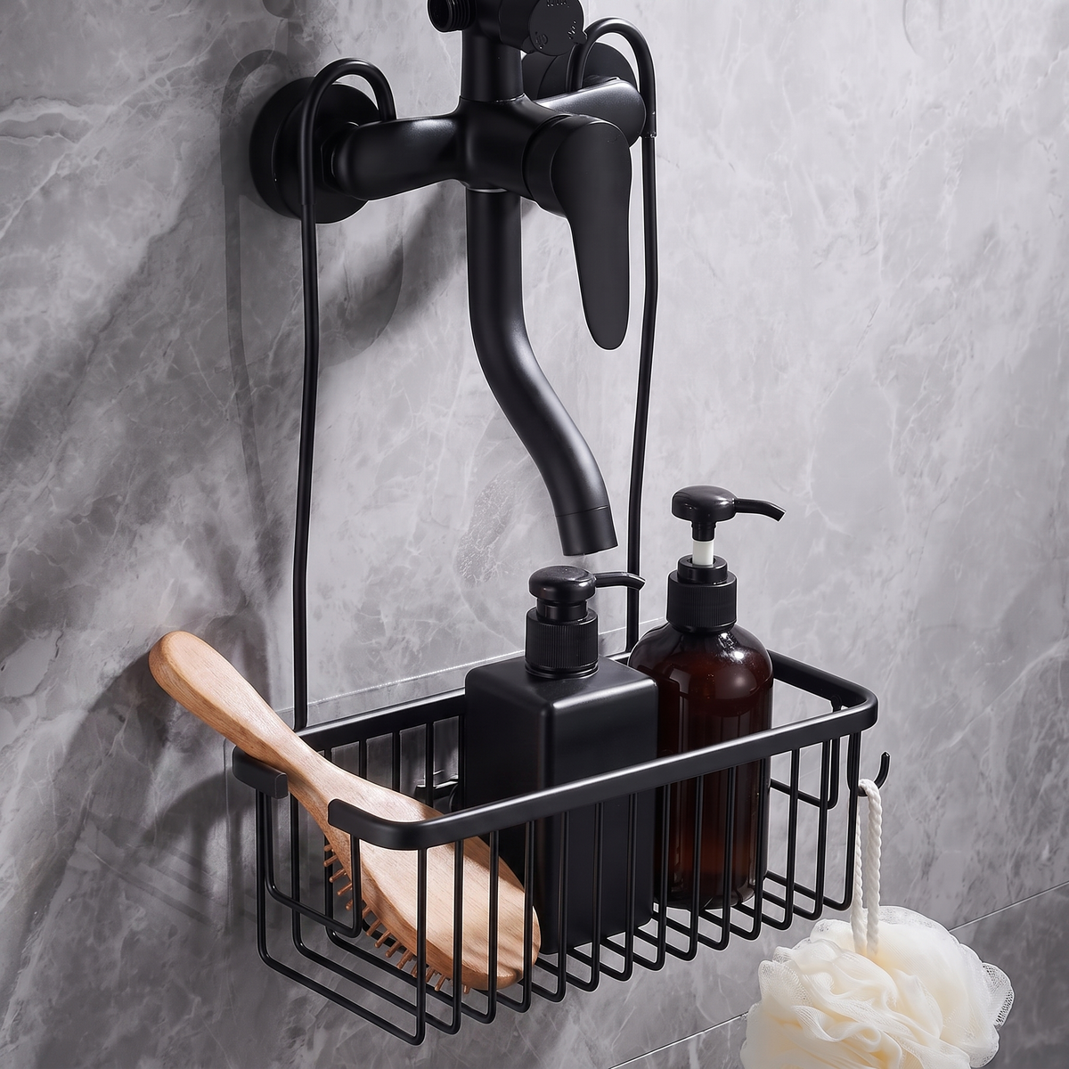 Panier de douche suspendu noir mat accroché au mitigeur, garni de flacons et d'une brosse