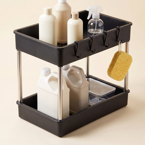 Rangement à 2 niveaux noir garni de bidons et flacons, éponge suspendue à un crochet