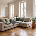Salon avec la protection anti-griffures intégrée sur l'angle du canapé et un chat endormi