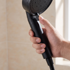 Pouce actionnant la languette de sélection des modes du pommeau de douche