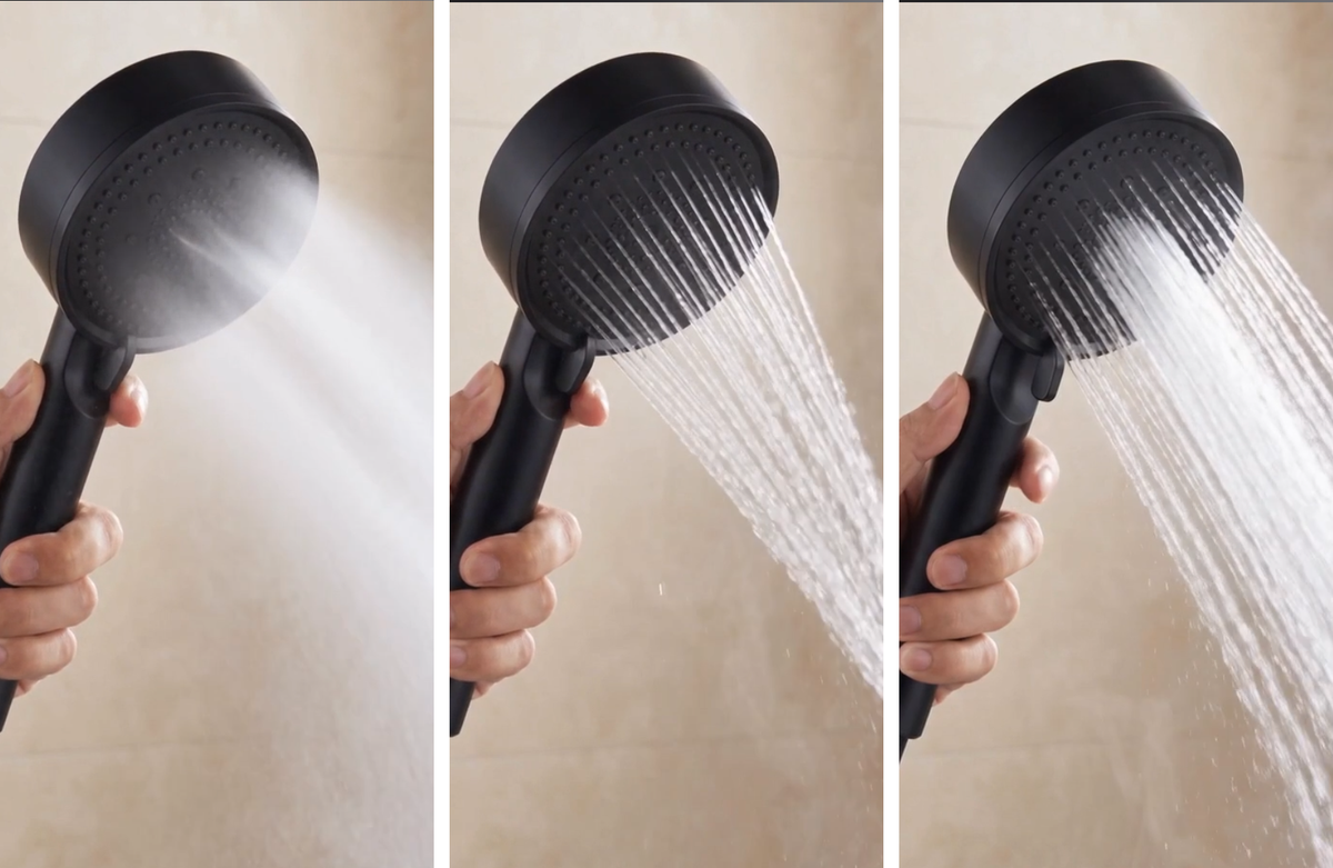 Démonstration des modes de jet du pommeau de douche haute pression : pluie large, puis cascade concentrée, puis brume, en poussant la languette au pouce