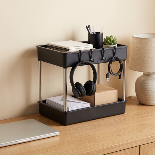Rangement à 2 niveaux sur un bureau : carnets, pot à crayons, casque et câble accrochés aux crochets